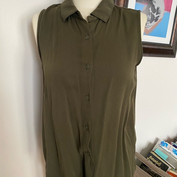 Sleeveless button down - Picture 2 of 2